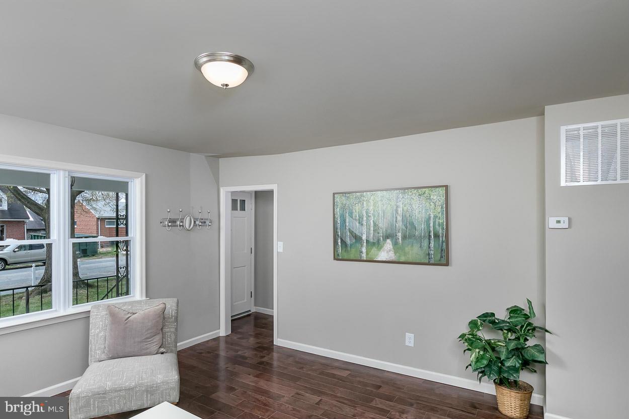 1704 Goodview Road Parkville, MD 21234 - Photo 10 of 30 Living Room