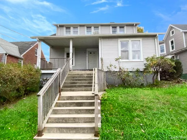 a view of a house with backyard and garden