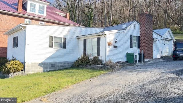 a view of a house with a yard