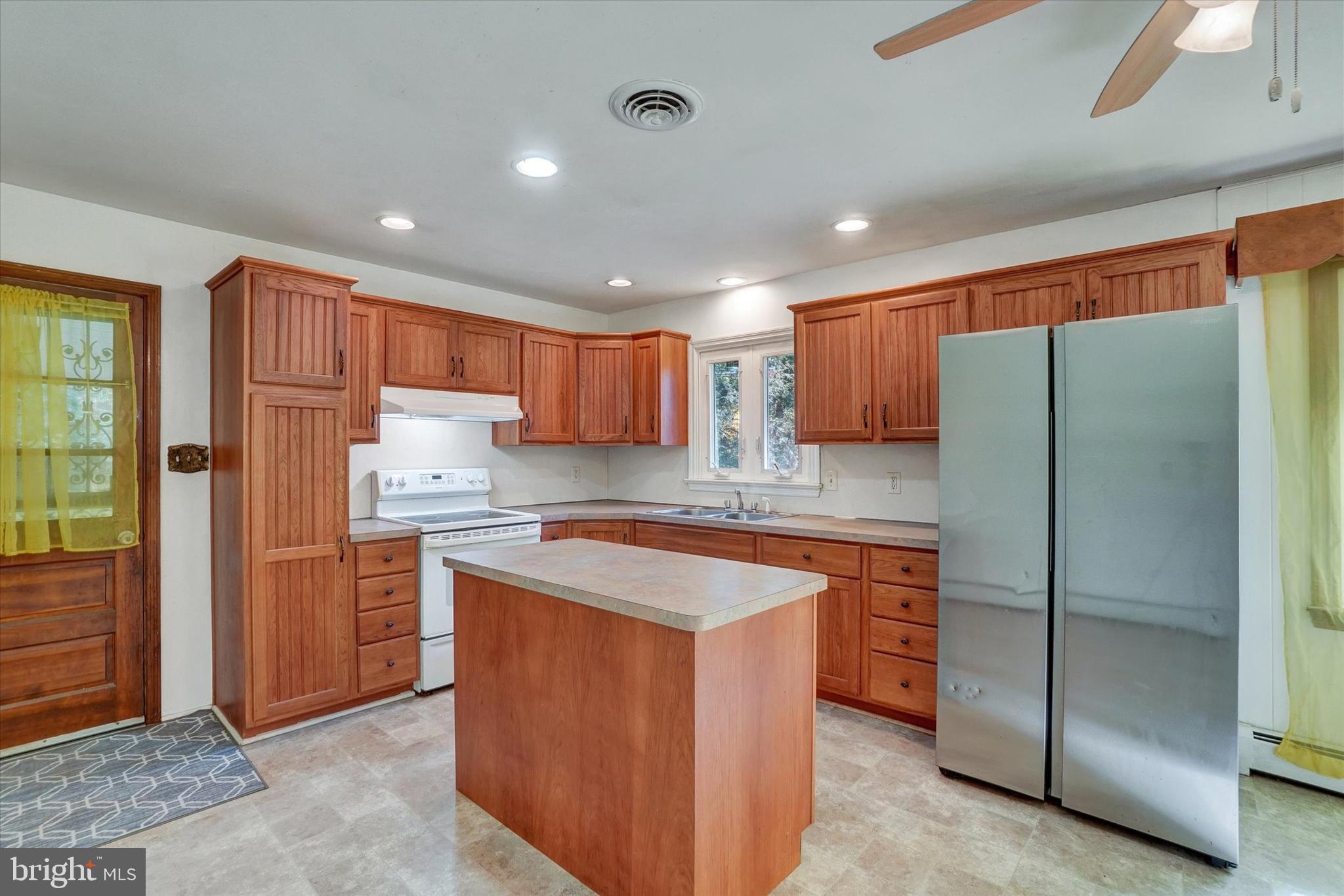 13 Heidi Road Delta, PA 17314 - Photo 11 of 42 Kitchen with Island