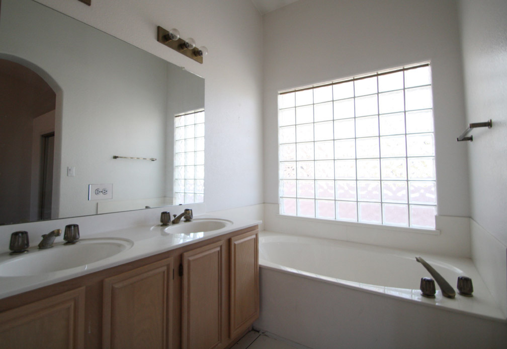 1001 East Griswold Road, Unit 10 Phoenix, AZ 85020 - Photo 11 of 16 Master Bath