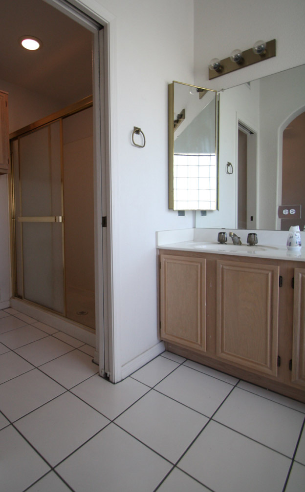 1001 East Griswold Road, Unit 10 Phoenix, AZ 85020 - Photo 12 of 16 Master Bathroom