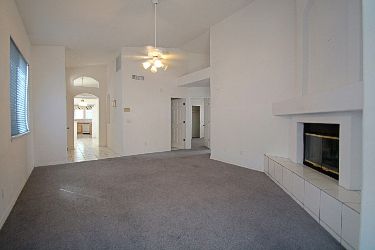 1001 East Griswold Road, Unit 10 Phoenix, AZ 85020 - Photo 2 of 16 Living Room