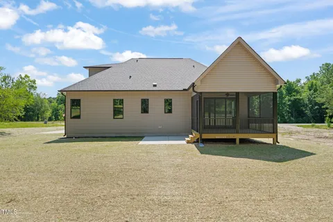 a view of a house with backyard and garden
