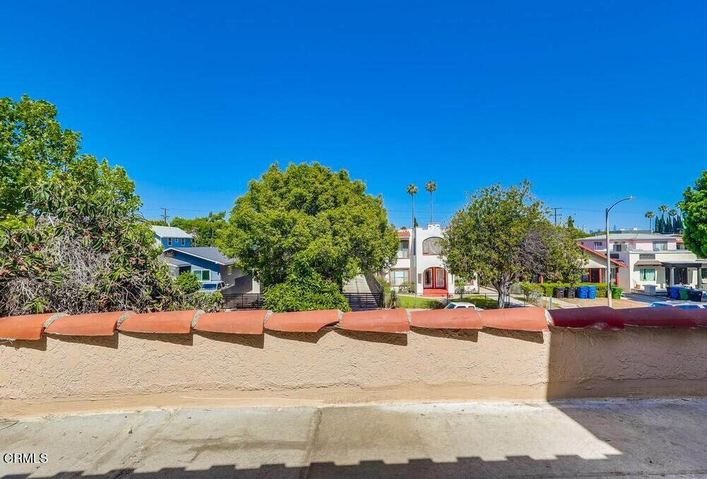 833-835 North Ridgewood Place Los Angeles, CA 90038 - Photo 21 of 28 a outdoor view of a building with cars parked
