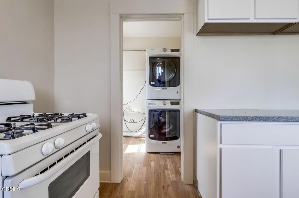 833-835 North Ridgewood Place Los Angeles, CA 90038 - Photo 10 of 28 a kitchen with a stove and a refrigerator