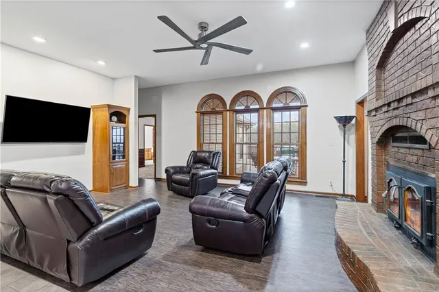 $850,000 | 9791 Leathers Road, Richmond, MO 64085