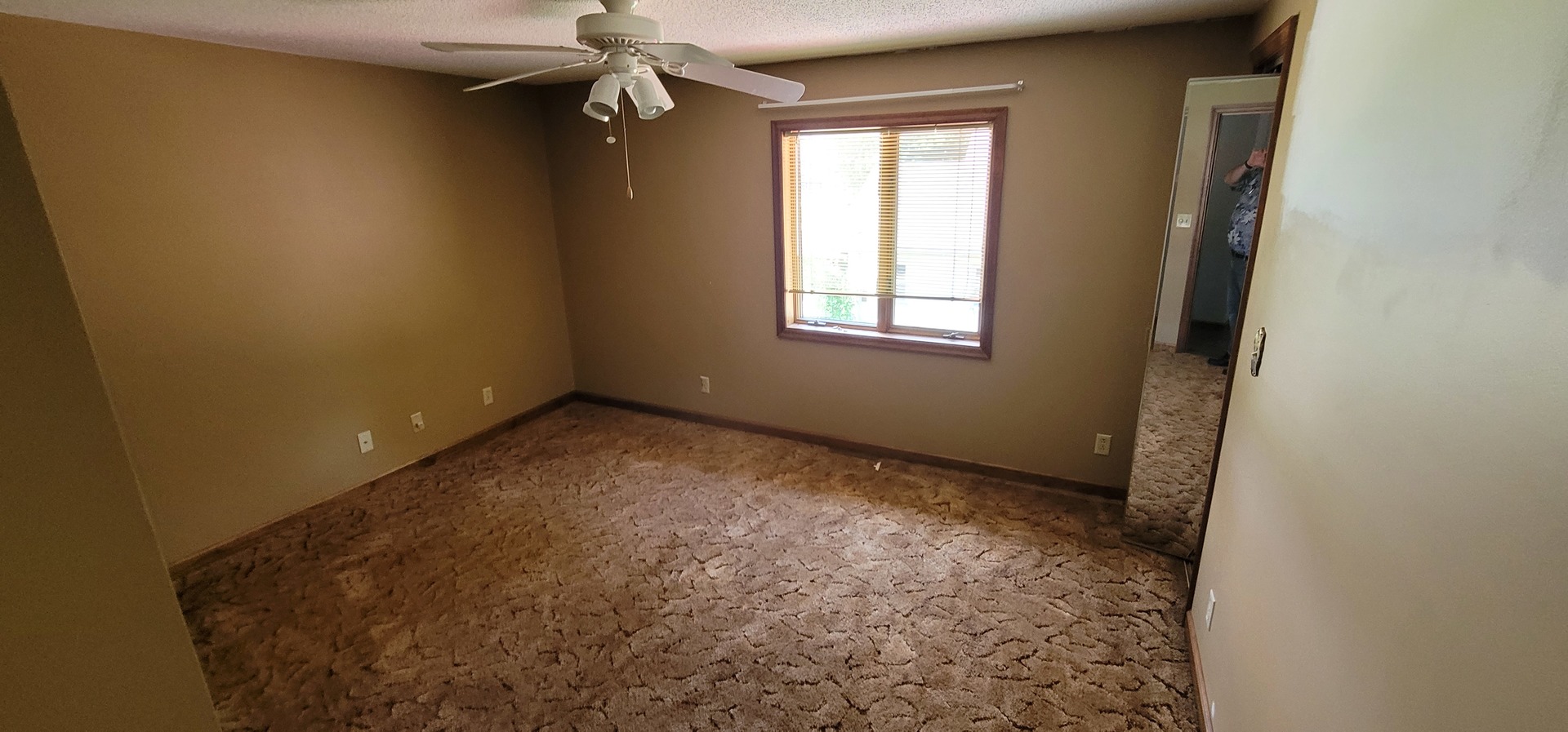 312 West Grove Road Sterling, IL 61081 - Photo 27 of 43 an empty room with windows