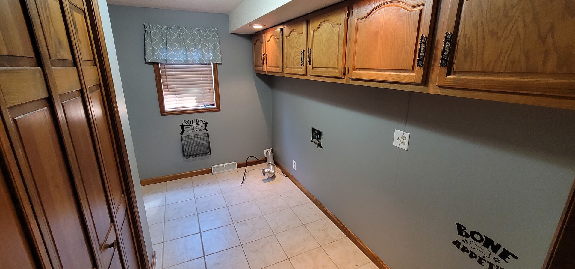 312 West Grove Road Sterling, IL 61081 - Photo 9 of 43 a view of an entryway with a window