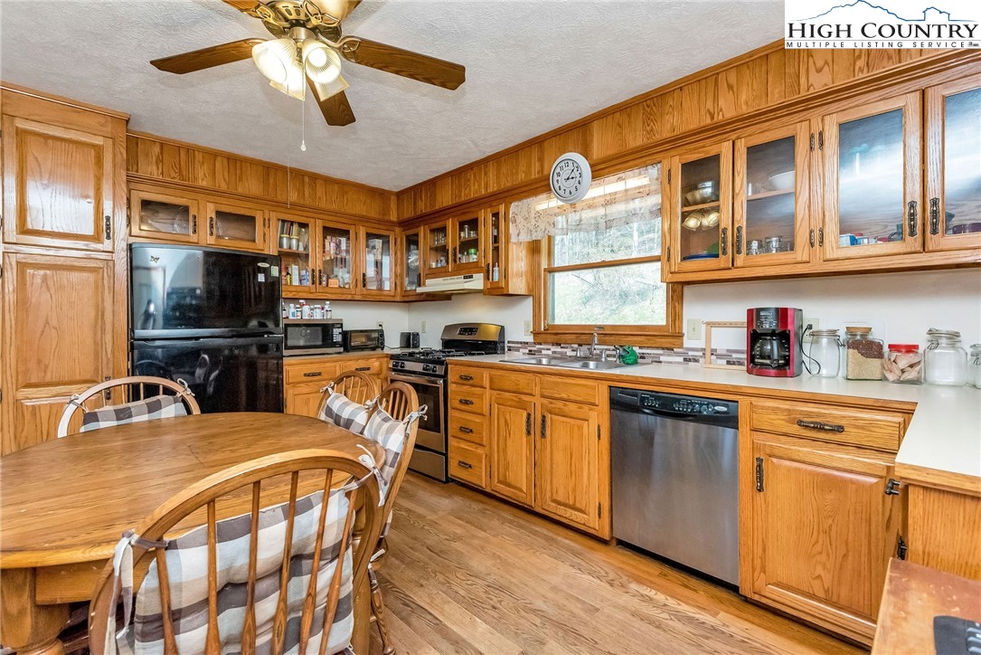 1424 Fairview Church Road Lansing, NC 28643 - Photo 10 of 26