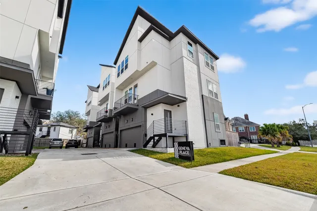 a view of entryway front of house