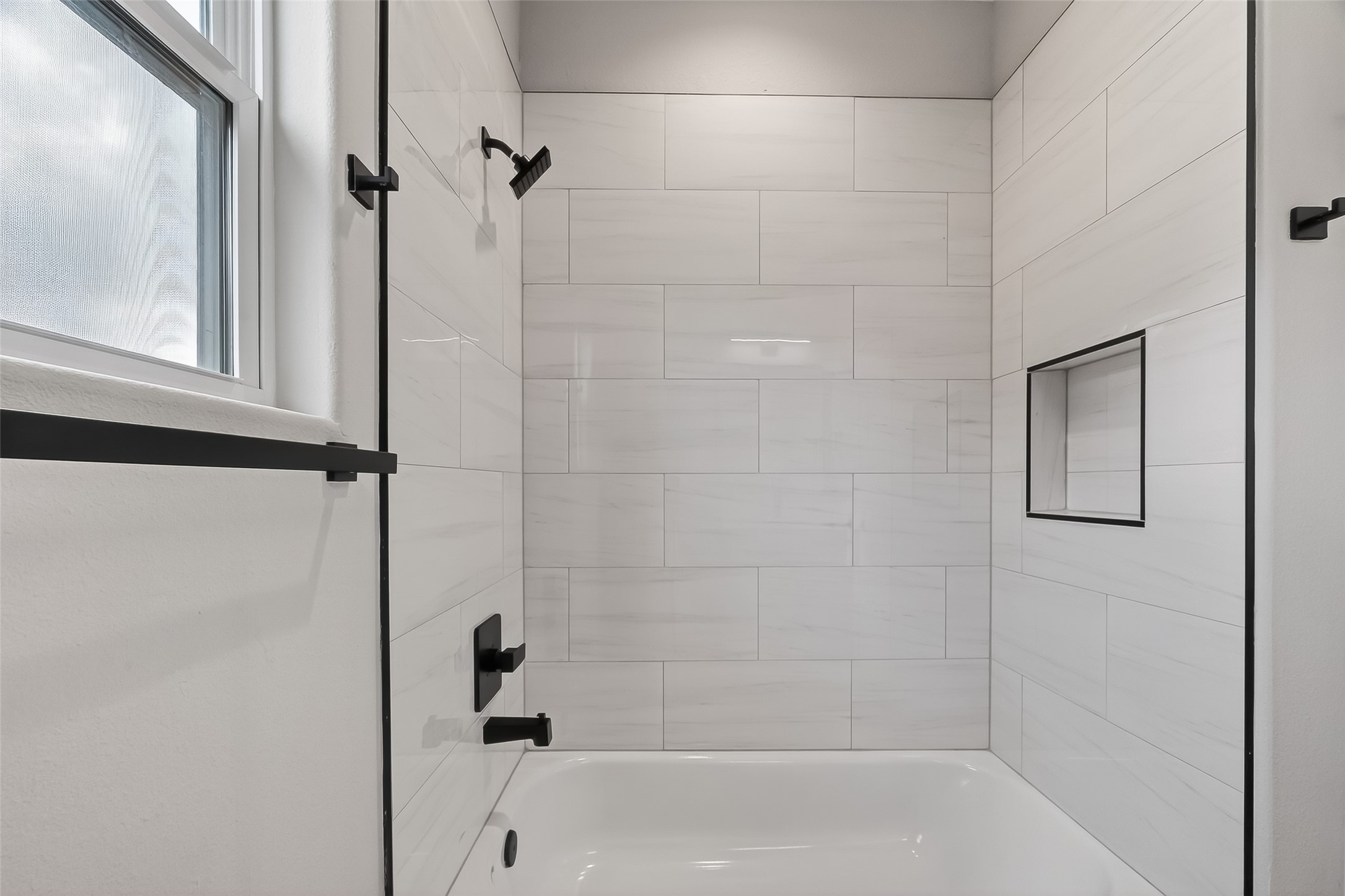 2511 North MacGregor Way Houston, TX 77004 - Photo 13 of 42 a bathroom with a bathtub