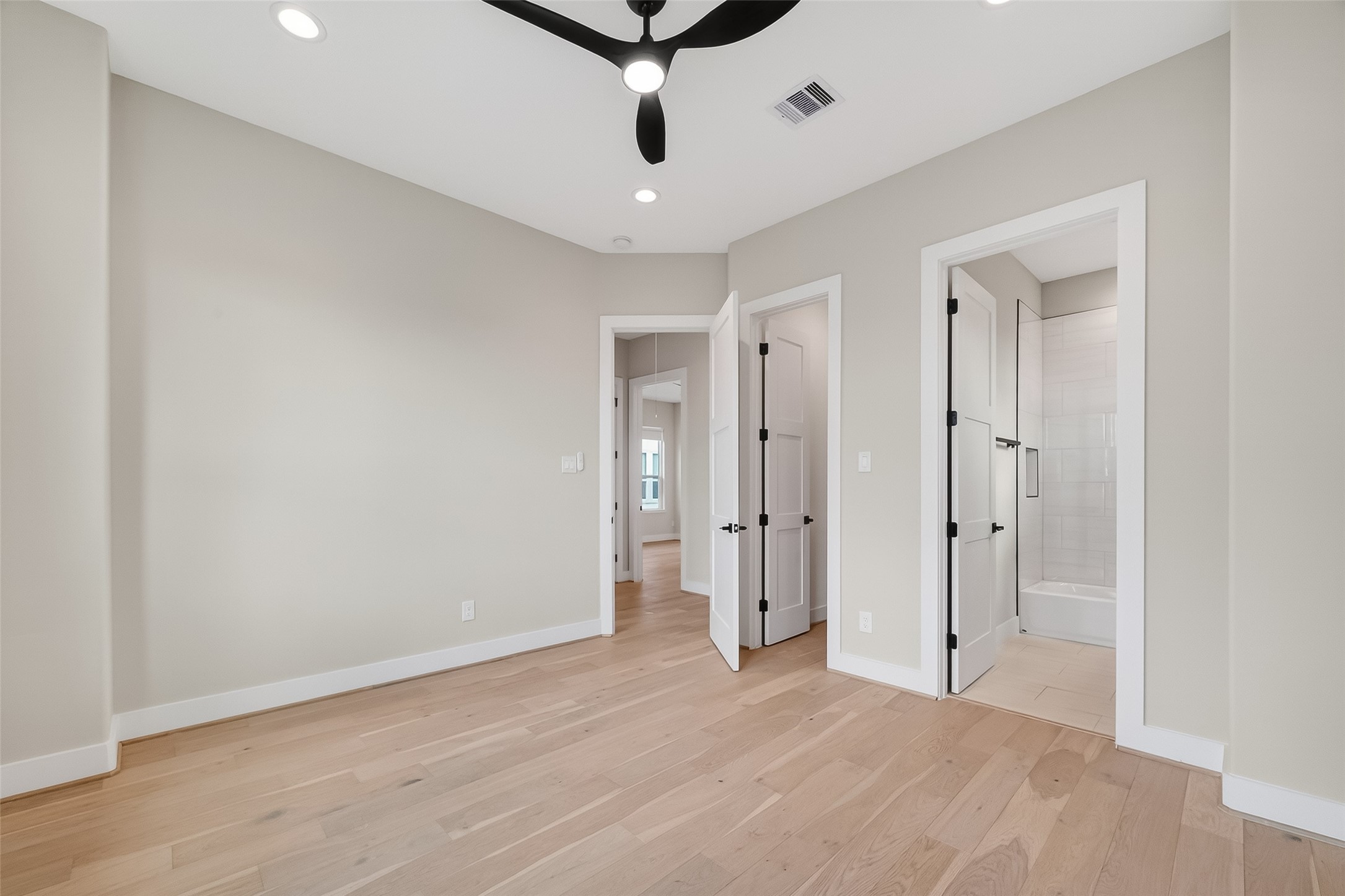 2511 North MacGregor Way Houston, TX 77004 - Photo 27 of 42 a view of a livingroom with a ceiling fan
