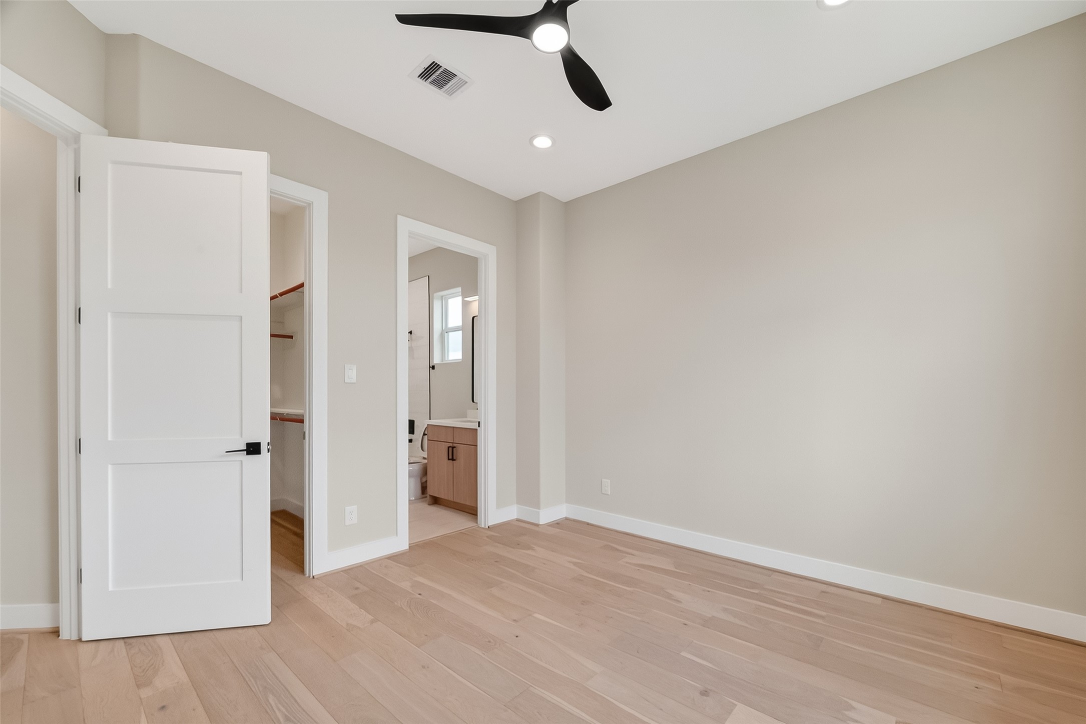 2511 North MacGregor Way Houston, TX 77004 - Photo 28 of 42 Secondary bedroom with a full bathroom, perfect for guests or visitors