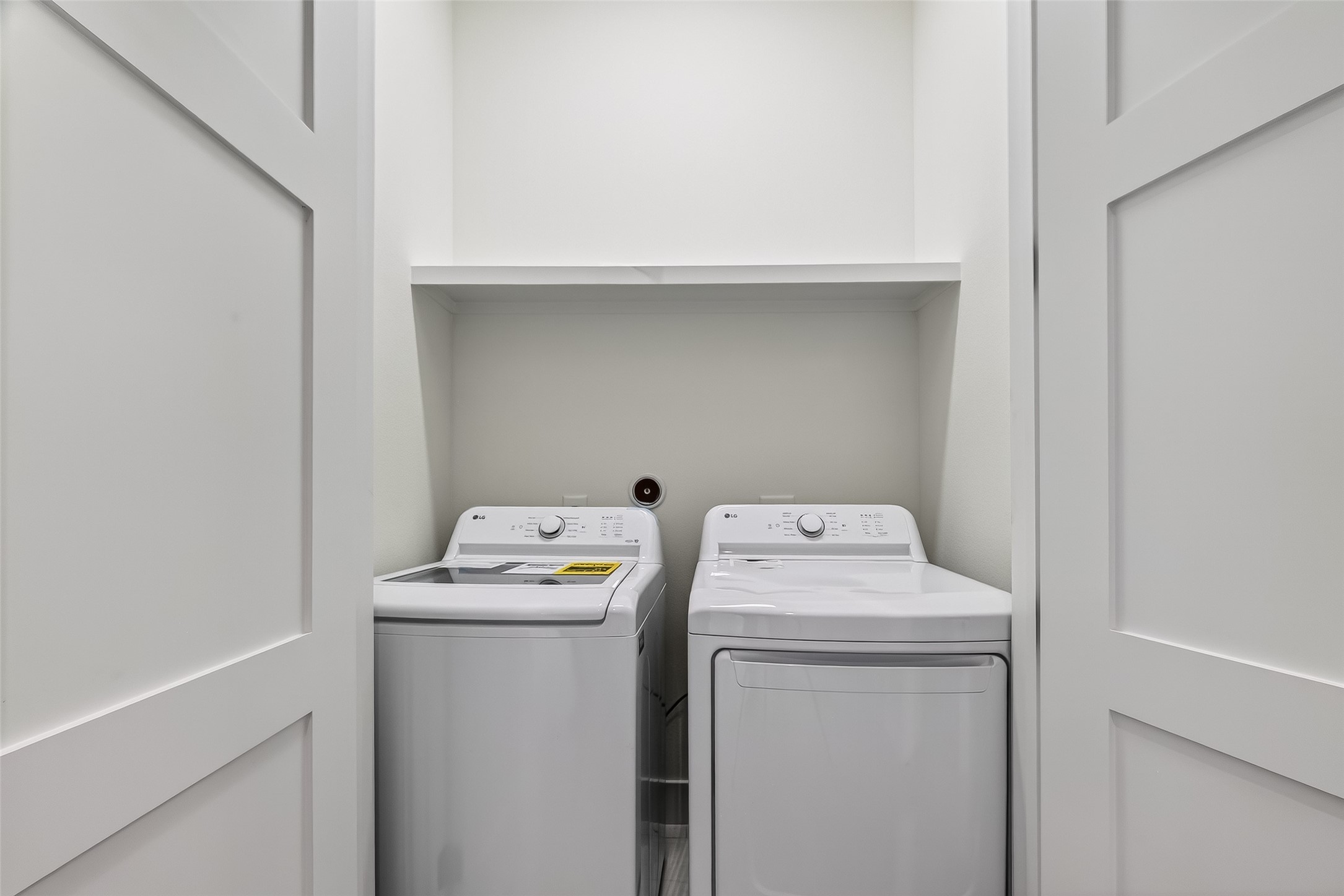 2511 North MacGregor Way Houston, TX 77004 - Photo 33 of 42 a utility room with dryer and washer