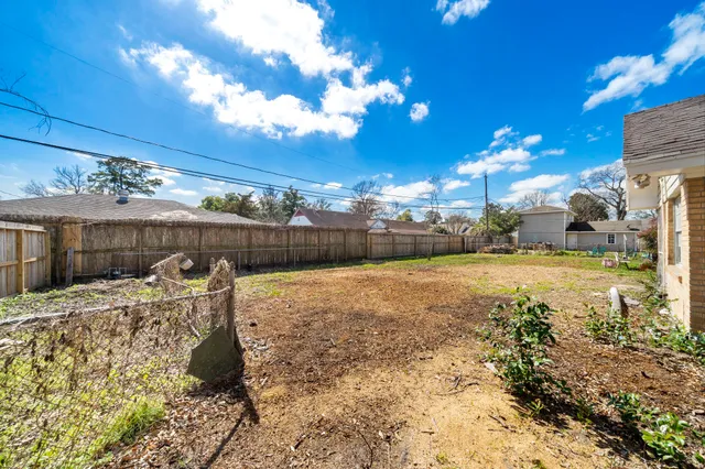 a view of a backyard