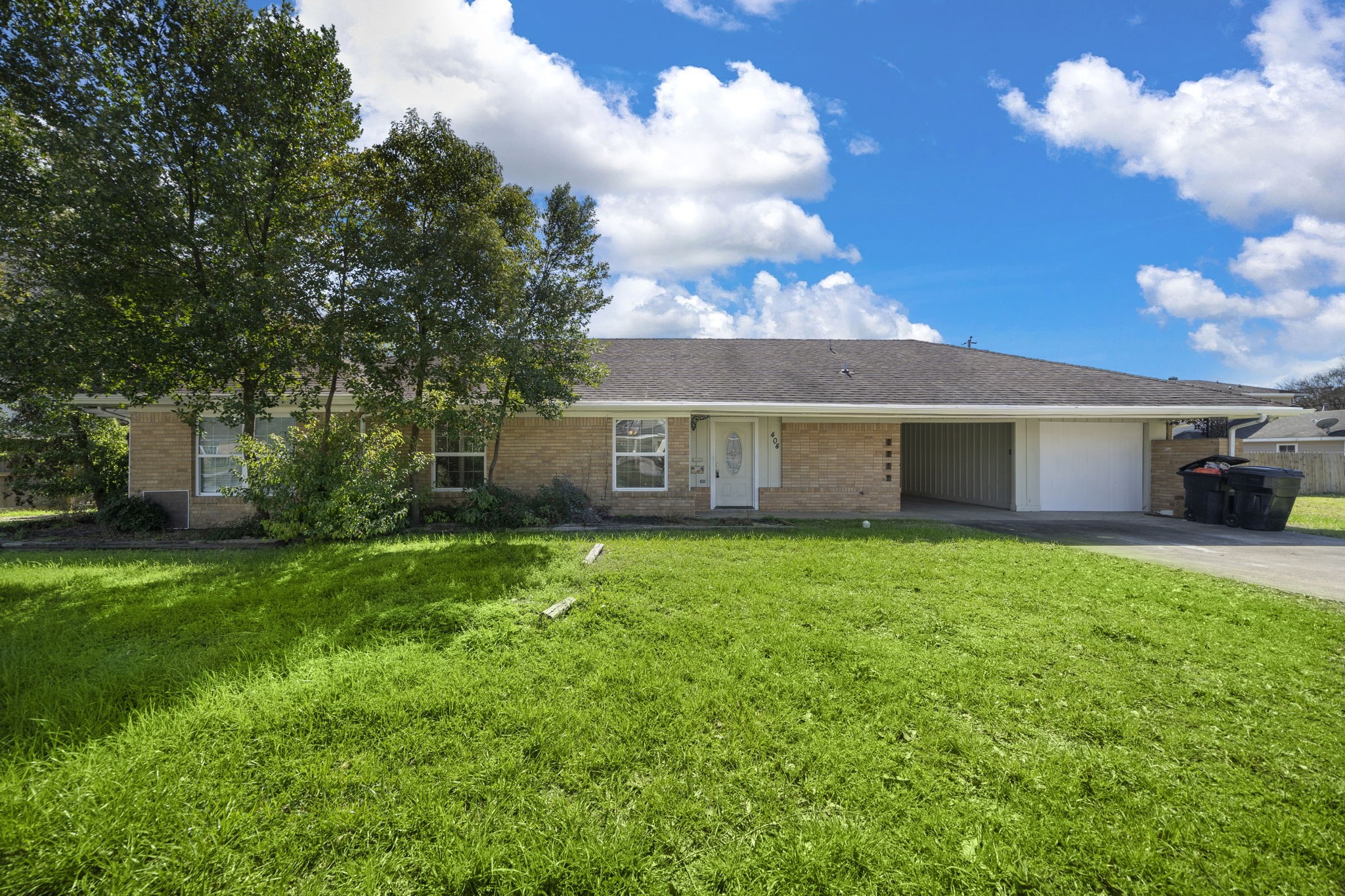 404 Milwaukee Street Houston, TX 77009 - Photo 3 of 19 a view of a back yard of the house