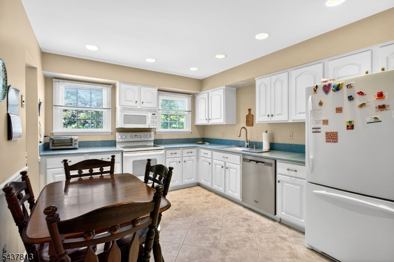 15 Hampton Court Bernards, NJ 07920 - Photo 4 of 45