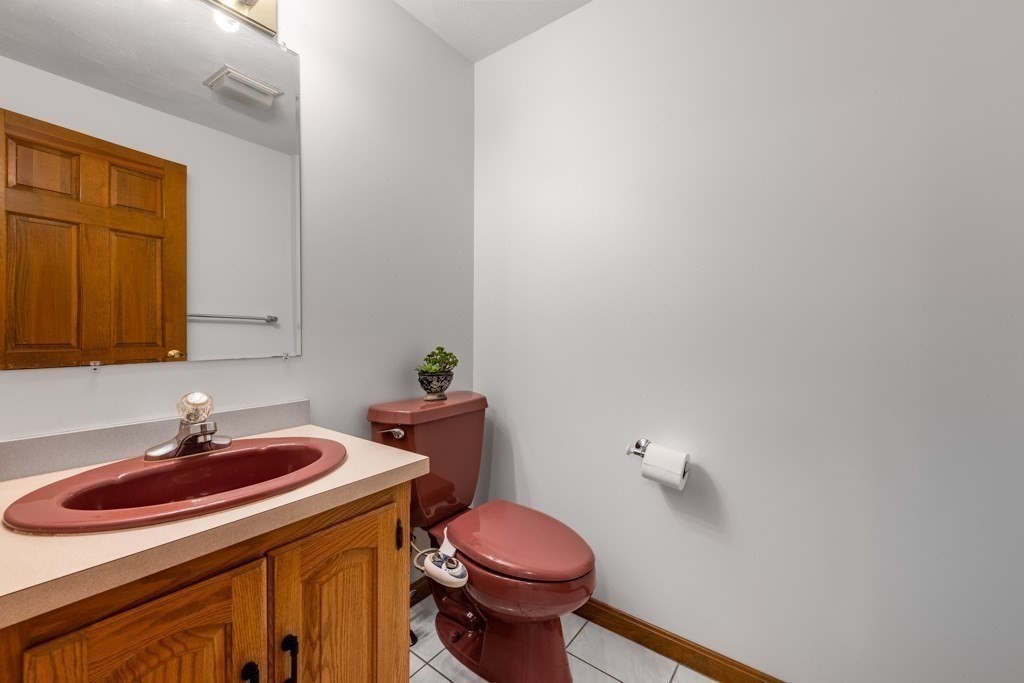 17 Duck Road Reading, MA 01867 - Photo 13 of 32