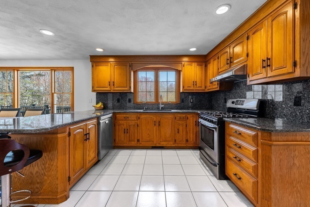 17 Duck Road Reading, MA 01867 - Photo 5 of 32