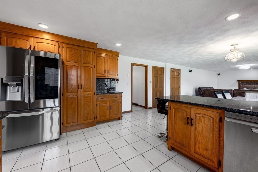 17 Duck Road Reading, MA 01867 - Photo 7 of 32