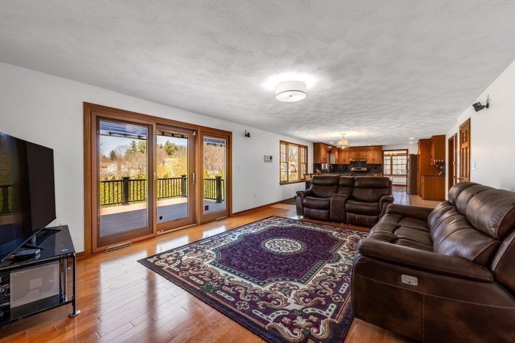 17 Duck Road Reading, MA 01867 - Photo 9 of 32