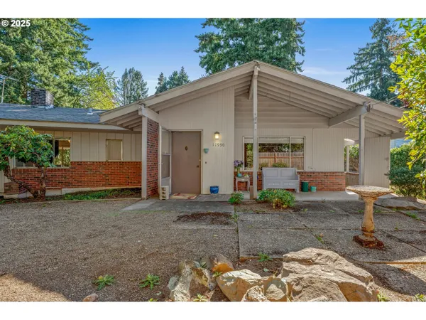 a view of a house with backyard