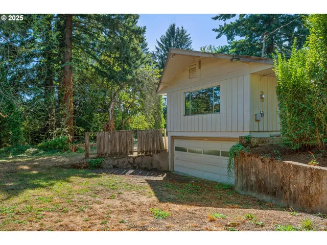 a view of a backyard