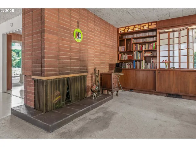 a view of livingroom with furniture