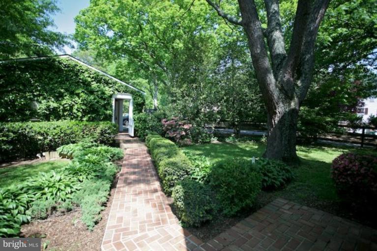 616 Walker Road Great Falls, VA 22066 - Photo 23 of 27 Exterior #3