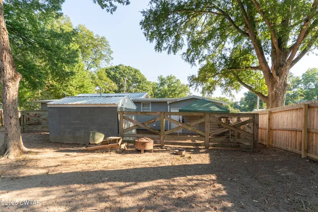 a view of a house with backyard
