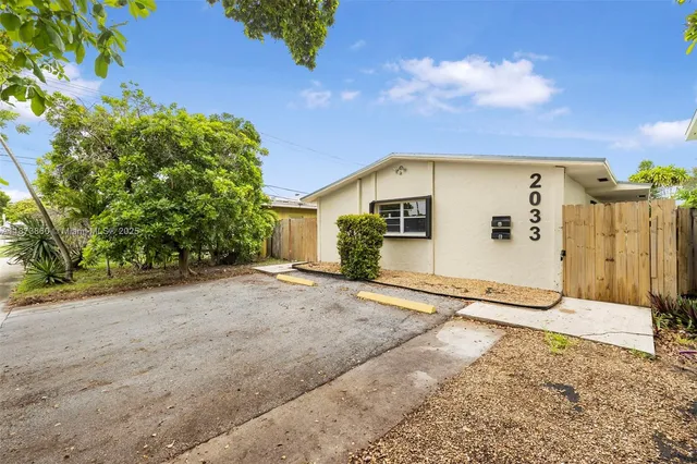 a view of a house with a backyard