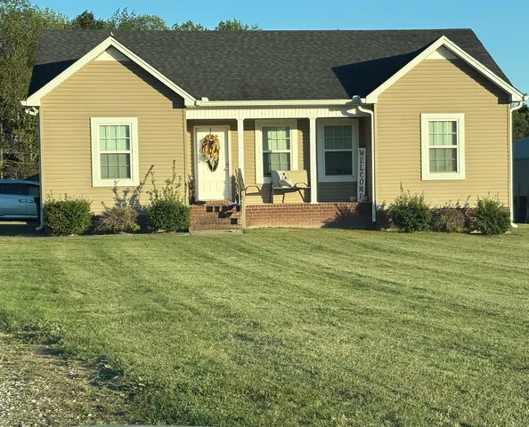 a view of a house with a yard