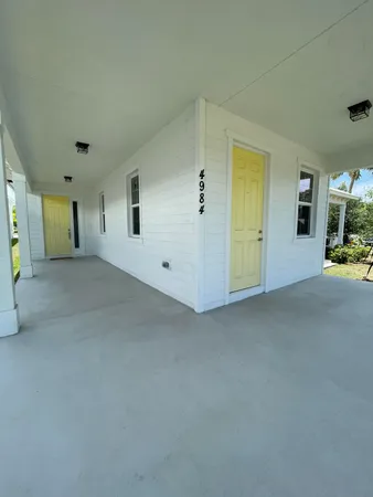 a view of a big room with closet and windows