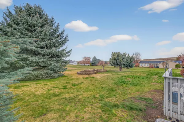 $406,500 | 1 West Heglar Lane, St. John, WA 99171