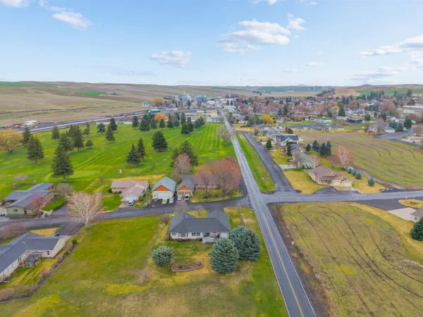 $406,500 | 1 West Heglar Lane, St. John, WA 99171