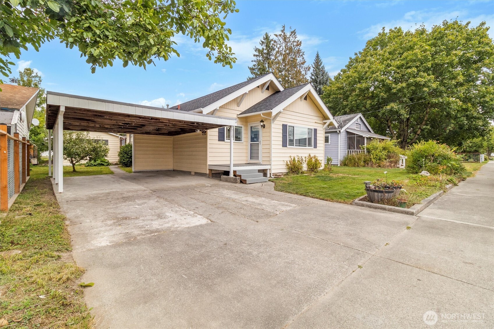 a view of a house with a yard