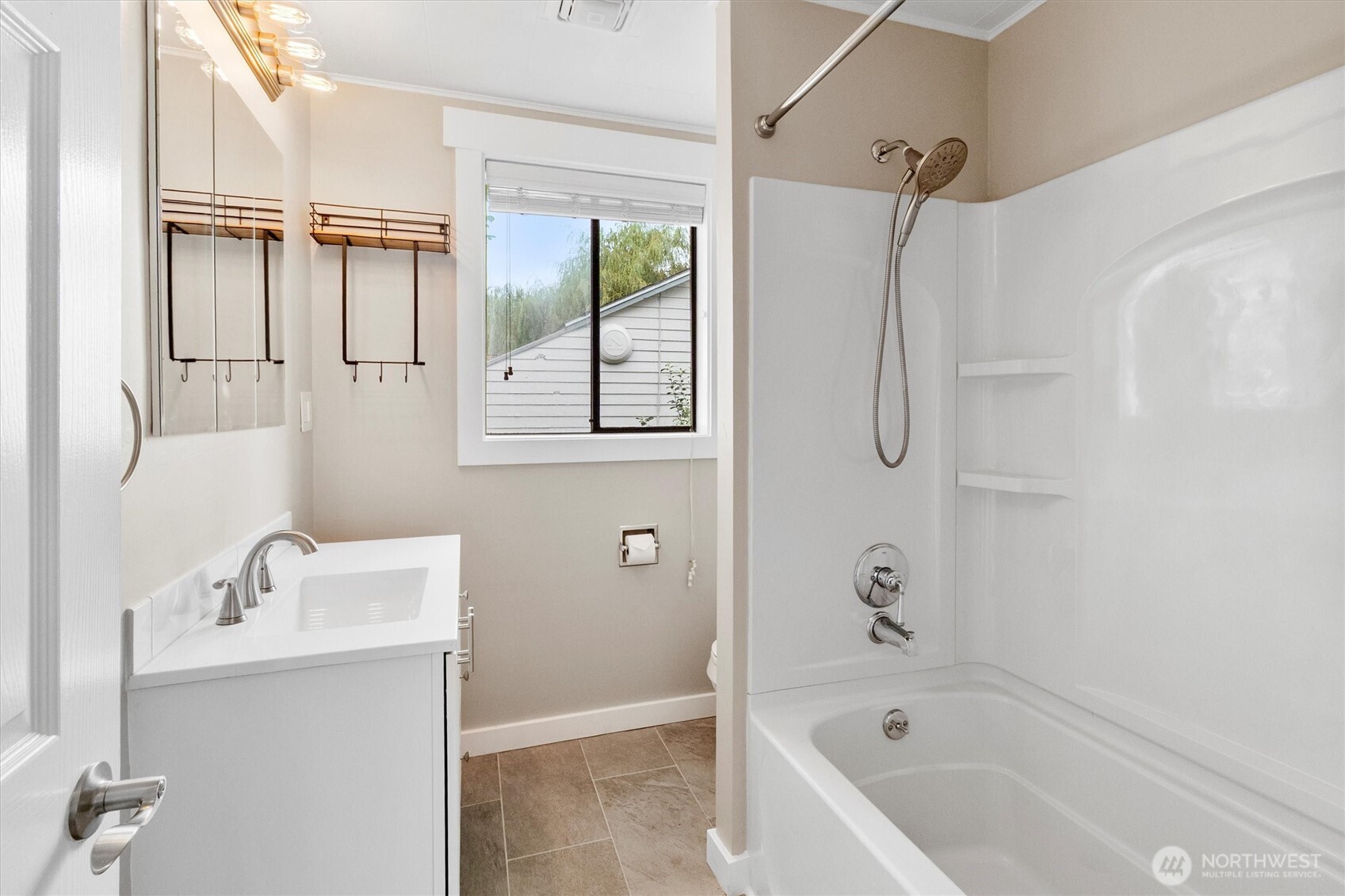 310 Second Street Sumas, WA 98295 - Photo 19 of 26 a bathroom with a tub a sink and mirror