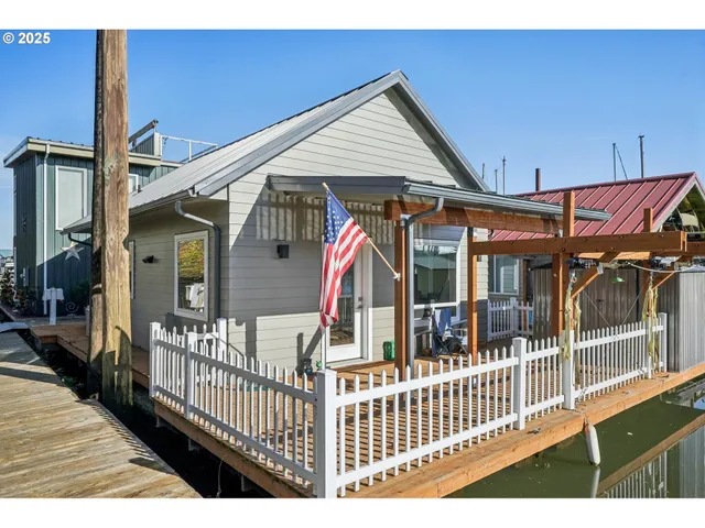 $299,500 | 34326 Johnson's Landing Road, Unit E1, Scappoose, OR 97056