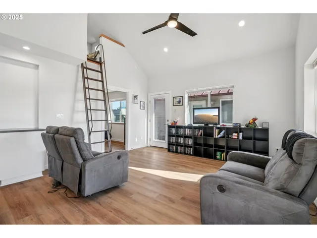 $299,500 | 34326 Johnson's Landing Road, Unit E1, Scappoose, OR 97056