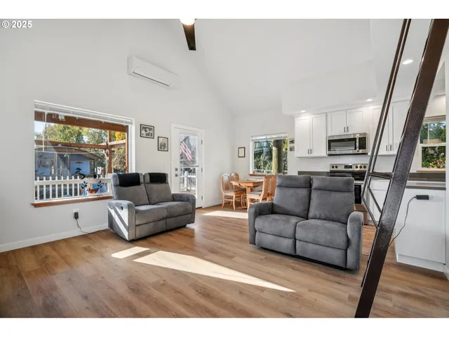 $299,500 | 34326 Johnson's Landing Road, Unit E1, Scappoose, OR 97056