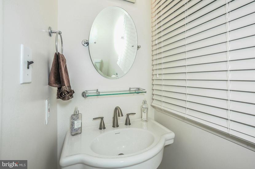 1025 Breezewick Road Baltimore, MD 21286 - Photo 13 of 30 Powder Room