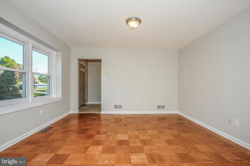 1025 Breezewick Road Baltimore, MD 21286 - Photo 4 of 30 Living Room