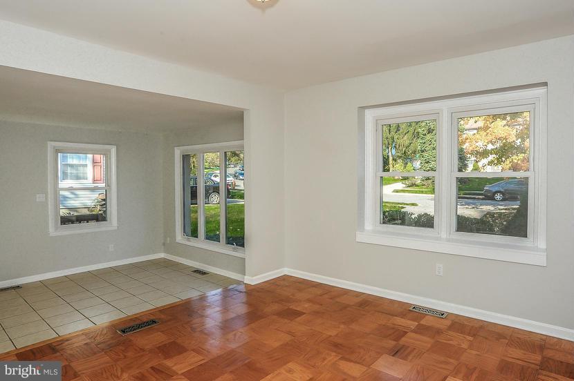 1025 Breezewick Road Baltimore, MD 21286 - Photo 5 of 30 Living Room 1