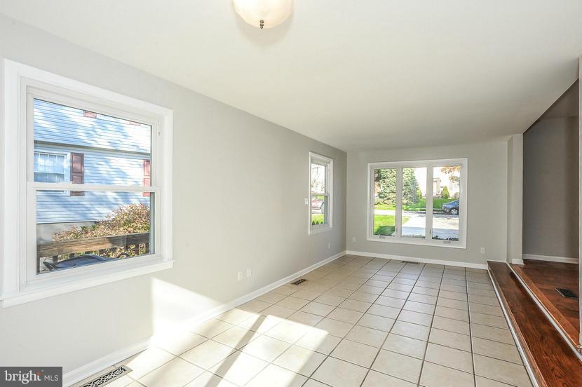 1025 Breezewick Road Baltimore, MD 21286 - Photo 9 of 30 Family Room