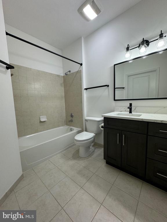 3650 South Glebe Road, Unit 147 Arlington, VA 22202 - Photo 10 of 31 a spacious bathroom with a double vanity sink toilet mirror and bathtub