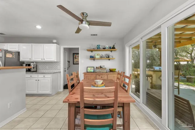 a view of entryway with washer and dryer