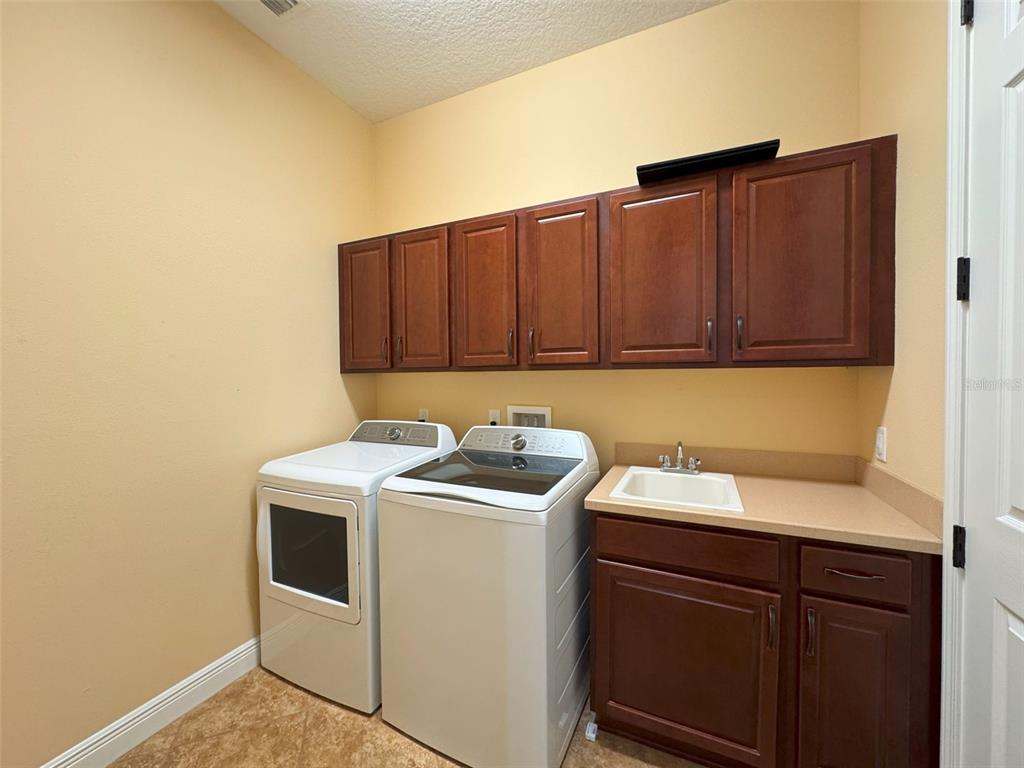 1024 West Beagle Run Loop Hernando, FL 34442 - Photo 21 of 44 a utility room with dryer and washer