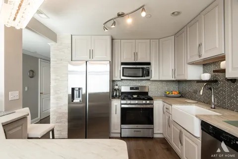 $299,900 | 855 East 22nd Street, Unit 413, Lombard, IL 60148