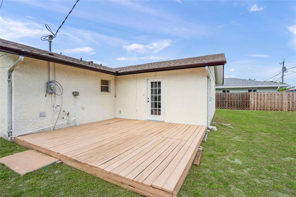 1036 Hope Street Venice, FL 34285 - Photo 19 of 41 a backyard of a house